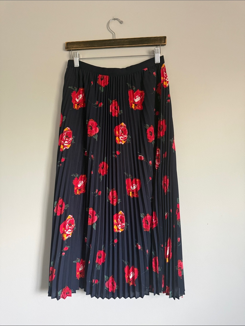 Aritzia Babaton pleated twirl
Midi skirt medium